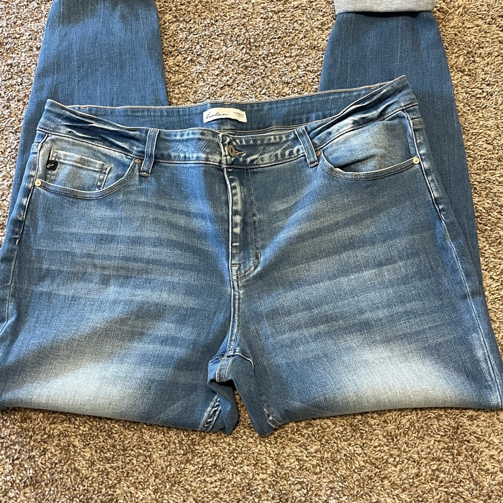 KanCan Distressed Skinny Jeans - Size 22
Stylish & comfy plus-size denim!